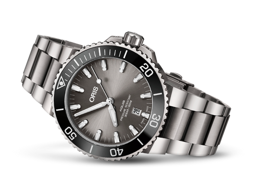 Aquis Titanium Date 01 733 7730 7153-07 8 24 15PEB